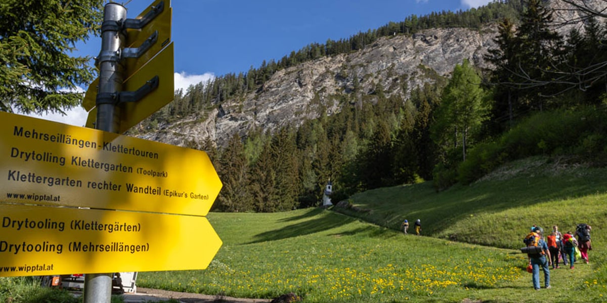 Ab dem Feldweg-Abzweig ist es nicht mehr weit bis zur Stafflacher Wand, die man stets im Auge hat.