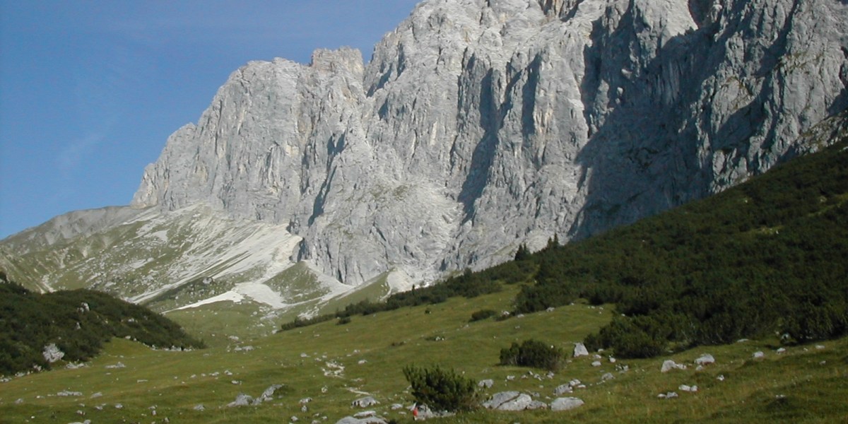 Schüsselkarspitze (links) von Südosten gesehen