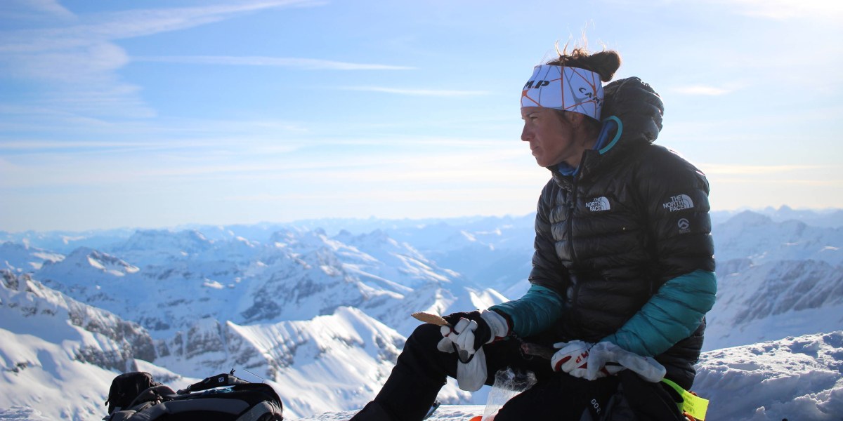 Tamara Lunger schnallt die Ski ab