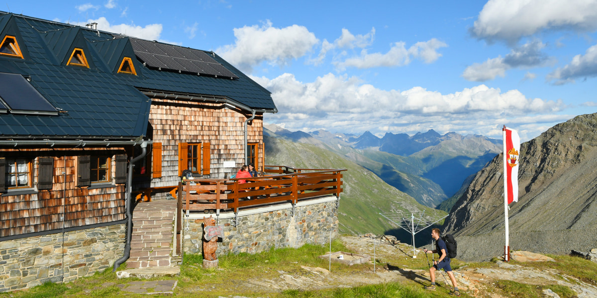 Schön gelegen: Die Badener Hütte hoch über dem Frosnitztal, im Hintergrund die Schobergruppe.