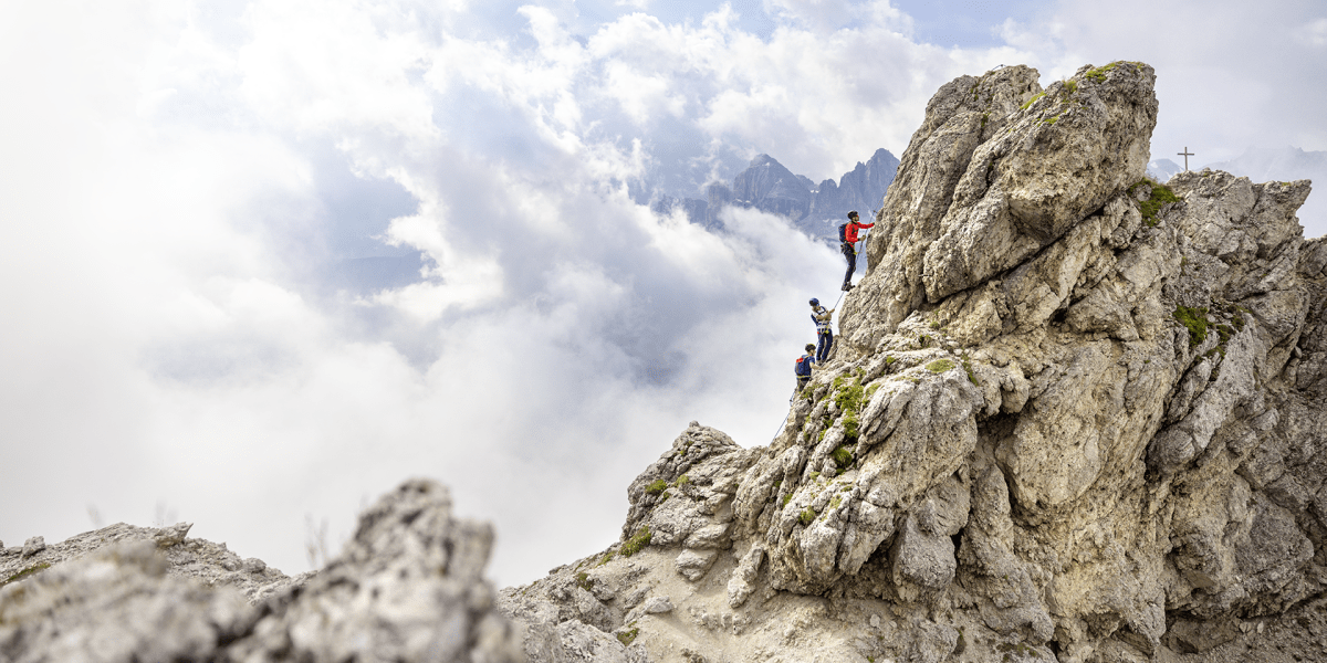 Dramatisch setzen Wolkenfetzen vor dem Sellastock die finale Passage des Klettersteigs an der Kleinen Cirspitze in Szene.