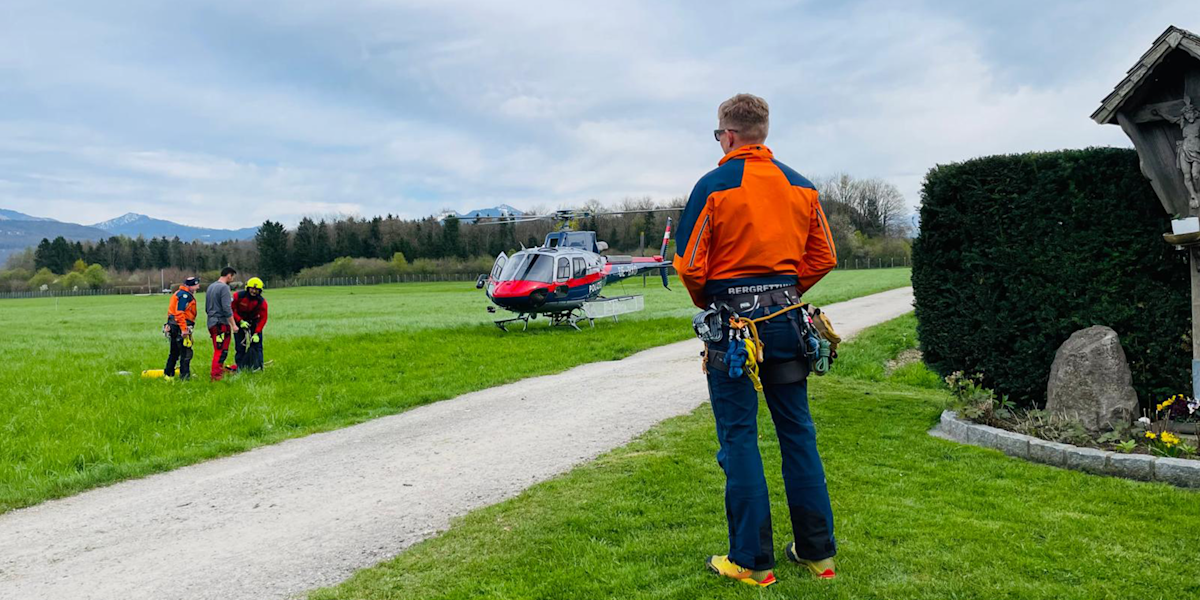 Die Bergrettung Grödig bei Vorbereitungen für den Einsatz.