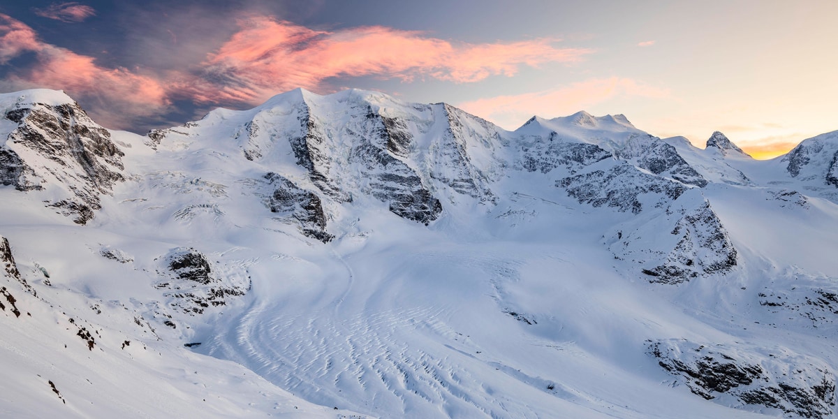 Winterliches Bergpanorama auf der Diavolezza bei Abendstimmung, Blick auf die Berninagruppe, Piz Palü, Bellavista und Piz Bernina.