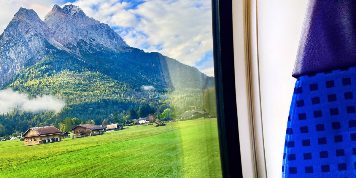 Großes Kino bei der Fahrt mit der Werden­felsbahn: Einfach zurücklehnen und das Panorama genießen!