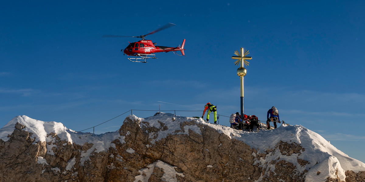 Das frisch restaurierte Zugspitzkreuz wurde im November 2025 per Helikopter zurück zum Gipfel transportiert und wieder aufgestellt.