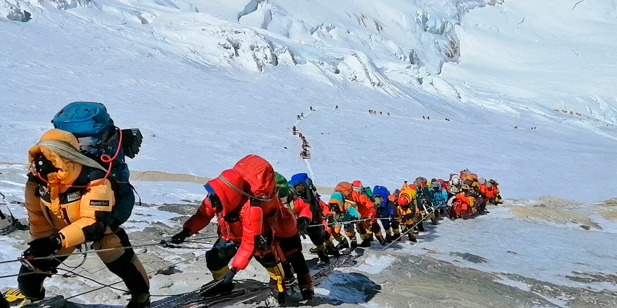 Inzwischen ein gewohntes Bild: Bergsteiger in einer langen Schlange am Everest.