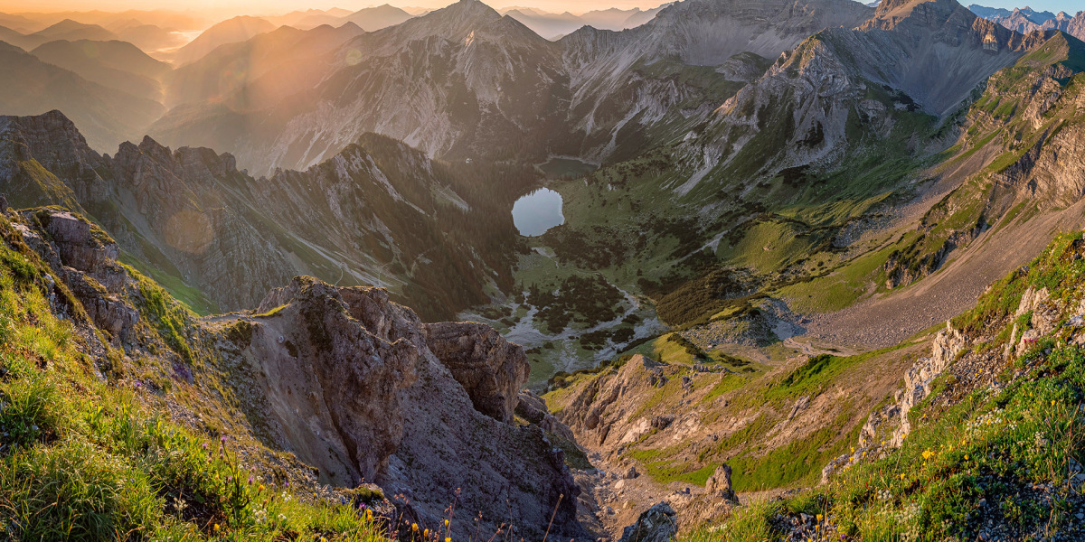 Morgenstimmung überm Soiernkessel. Die Soiernspitze (r.) liegt noch im Schatten.