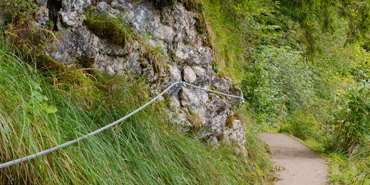 Seilverischerter Wanderweg am Weißensee bei Füssen (Symbolfoto)