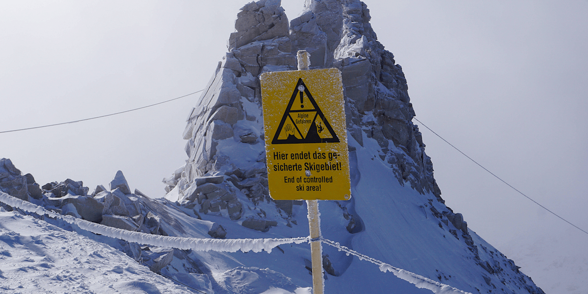 Auch wenn sich die Lawinenlage seit dem letztem Schneefall etwas beruhigt hat, bleibt die schwache Altschnee erhalten. Mit den steigenden Temperaturen kommt zusätzlich eine Nassschnee-Lawinengefahr dazu.&nbsp;