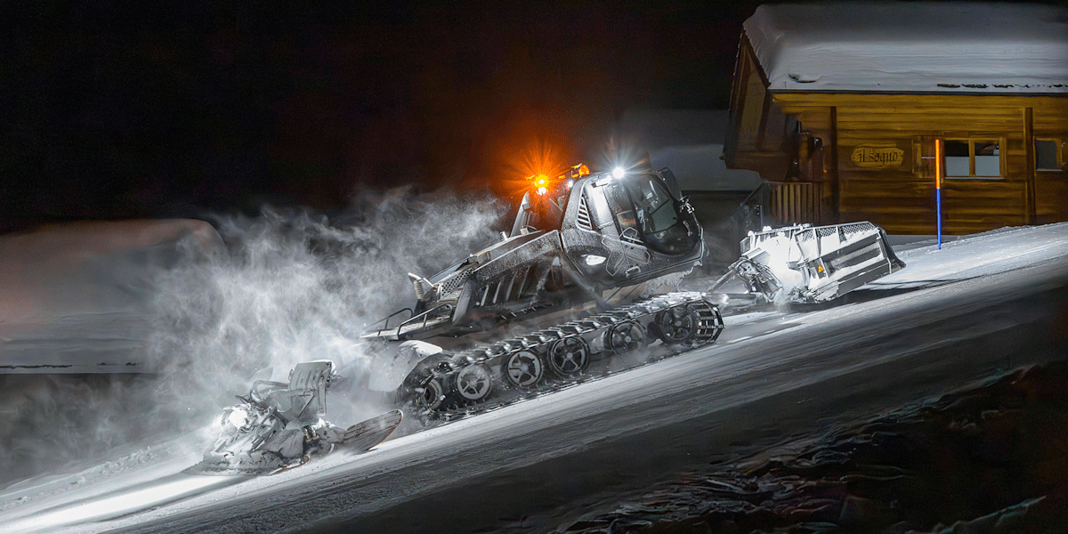 Pistenraupe bei der Präparierung in der Nacht: In steilen Hängen kommen häufig Seilwinden zum Einsatz, für Wintersportler besteht dann Lebensgefahr (Symbolbild).