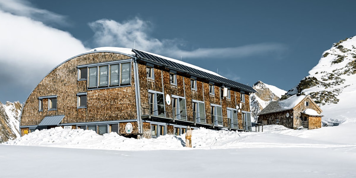 Die Stüdlhütte (li.) und der kleine Winterraum (re.).