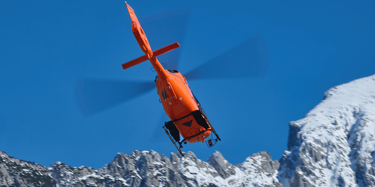 Für die Bergwacht war zunächst unklar, wie viele Personen von der Lawine verschüttet wurden.