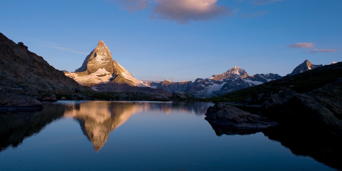 Kanton Wallis: Zermatt, Blick ueber den Riffelsee auf das Matterhorn