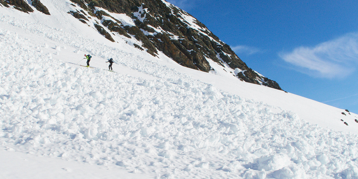 Lawinenunfall auf der Hoch Tirol: Skitourengeher verletzt (Symbolbild)
