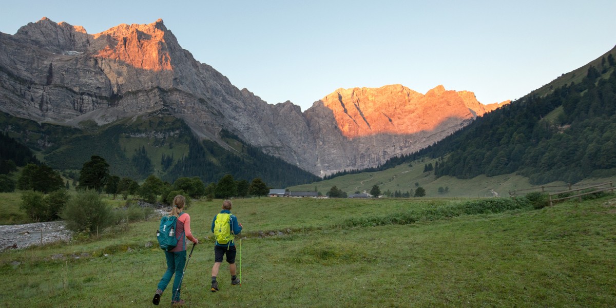 Alles weit in der Eng: morgendlicher Aufbruch mit Blick zur Grubenkarspitze.