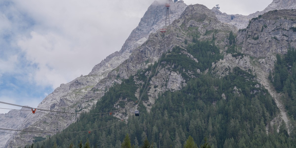 Tödlicher Absturz an der Zugspitze: Bergsteiger stirbt (Symbolbild der Seilbahn)