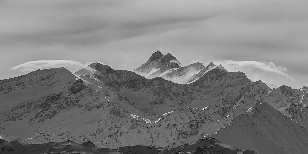 Der Großglockner (3798 m) ist ein klassisches Ziel für Skihochtouren: Neben der Standardabfahrt über das Ködnitzkees führen auch steilere Varianten wie die Südflanke durch anspruchsvolles, hochalpines Gelände.
