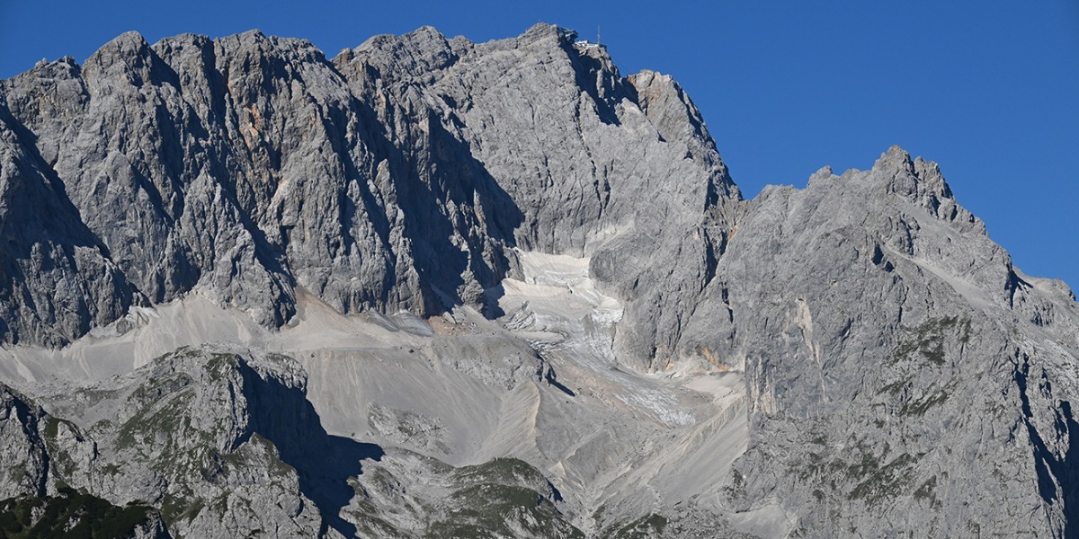 Blankeis und Schneereste sind auf dem Höllentalferner unterhalb der Zugspitze zu sehen.