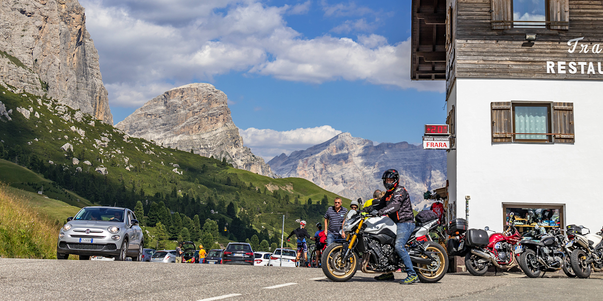 Autos, Mottorräder, Radfahrer, Wanderer, Kletterer: Am Grödner Joch wird es in den Sommermonaten nicht nur auf der Straße oft eng.