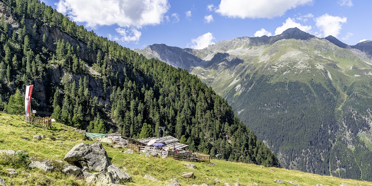 Die Mischbachalm hoch über dem Stubaital steht für Ruhe, Ursprünglichkeit und echtes Almleben abseits der bekannten Touristenpfade.