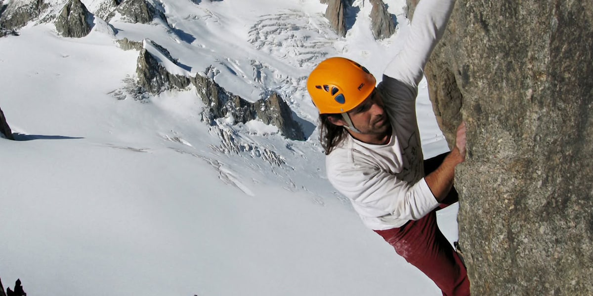 Alexander Huber klettert Free Solo in der Südwand des Dent du Geant.