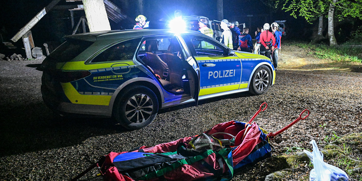 Einsatzkräfte der Bergwacht nach einem Kletterunfall im Waldgebiet Rosenstein.