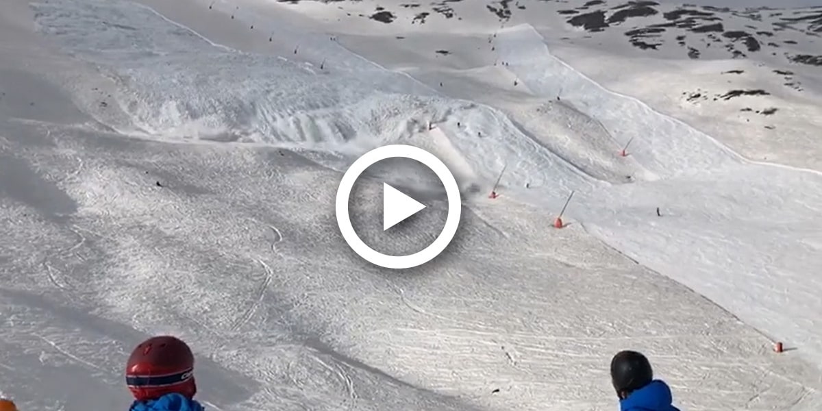 Nassschneelawine verschüttet Skiroute und Piste in Tirol