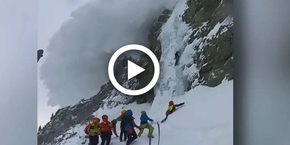 Video: Bergretter werden beim Eisklettern von Lawine überrascht