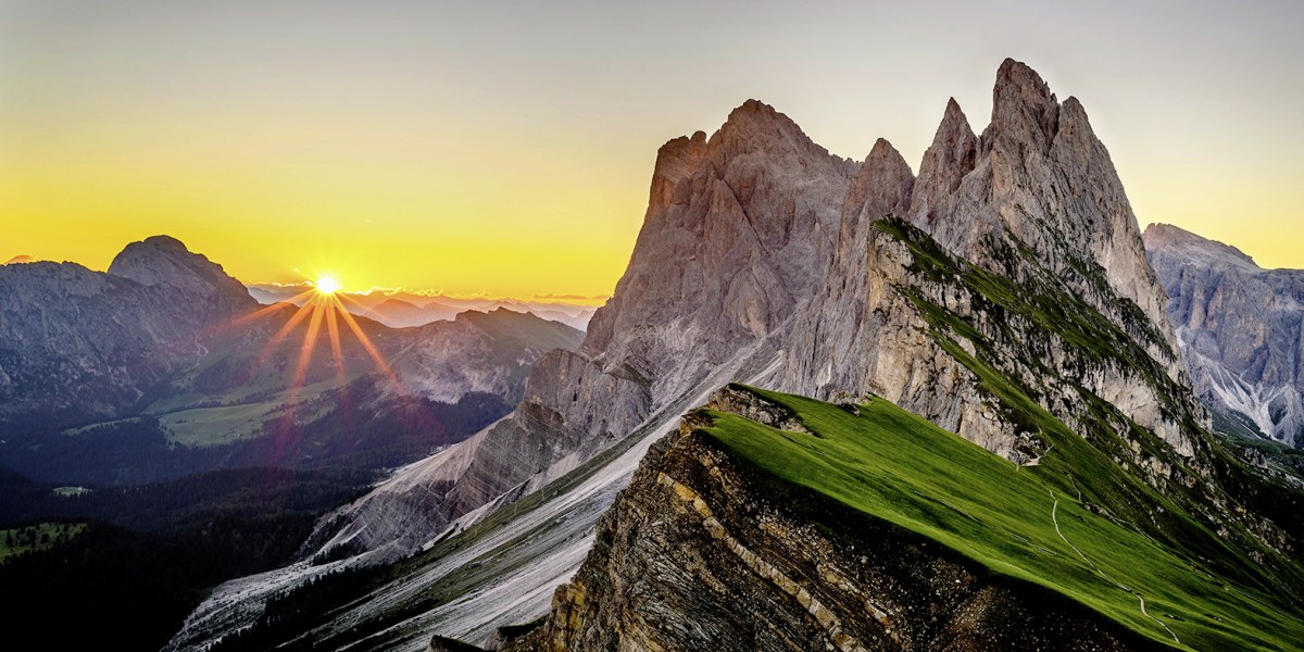 Sonnenaufgang im Nordosten der Geislerspitzen, mit Blick von der Seceda.