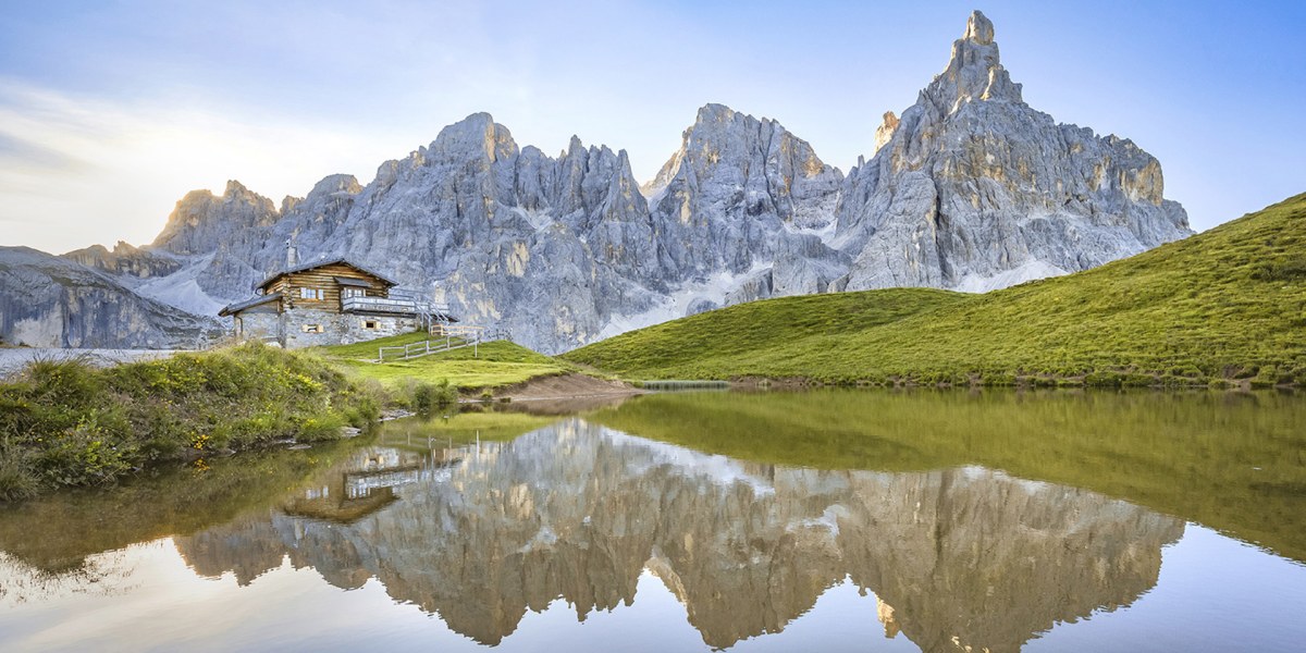 Urige Hütten: die Baita Segantini mit Blick auf die Cimòn della Pala