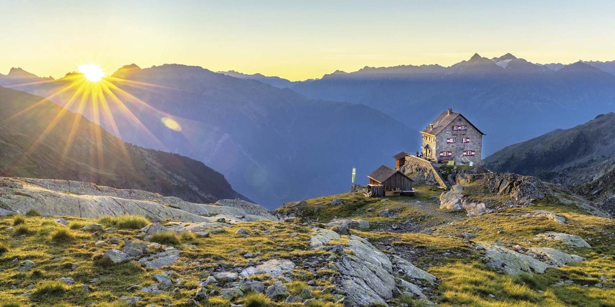 Beste Aussichten: Die im Jahr 1931 erbaute Erlanger Hütte thront wie eine Burg über dem Ötztal.
