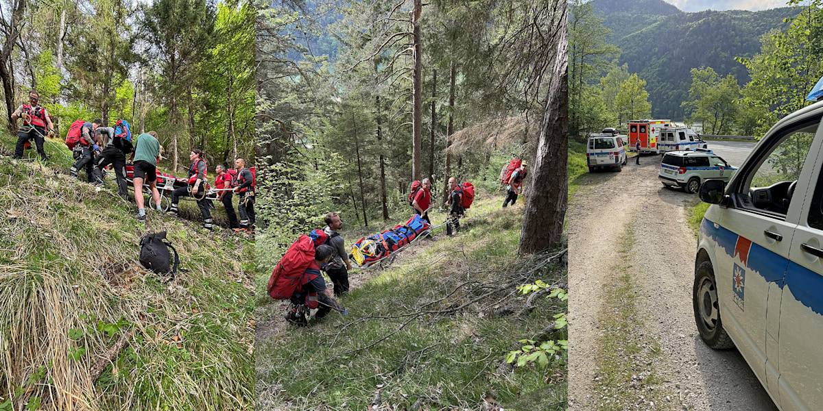 Einsatz der Bergwacht im Gelände: Die Retter transportieren einen Verletzten mit der Gebirgstrage zum Übergabepunkt am Rettungsfahrzeug.