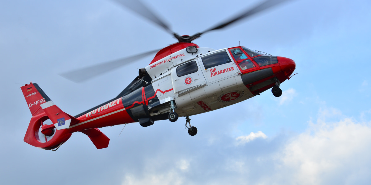 Ein Rettungshubschrauber der Johanniter Luftrettung vom Typ AS-365N2 startet an der Bavaria Klinik in Kreischa.
