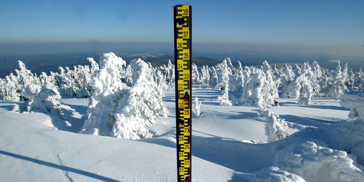 Messung der Schneehöhe am Brocken.