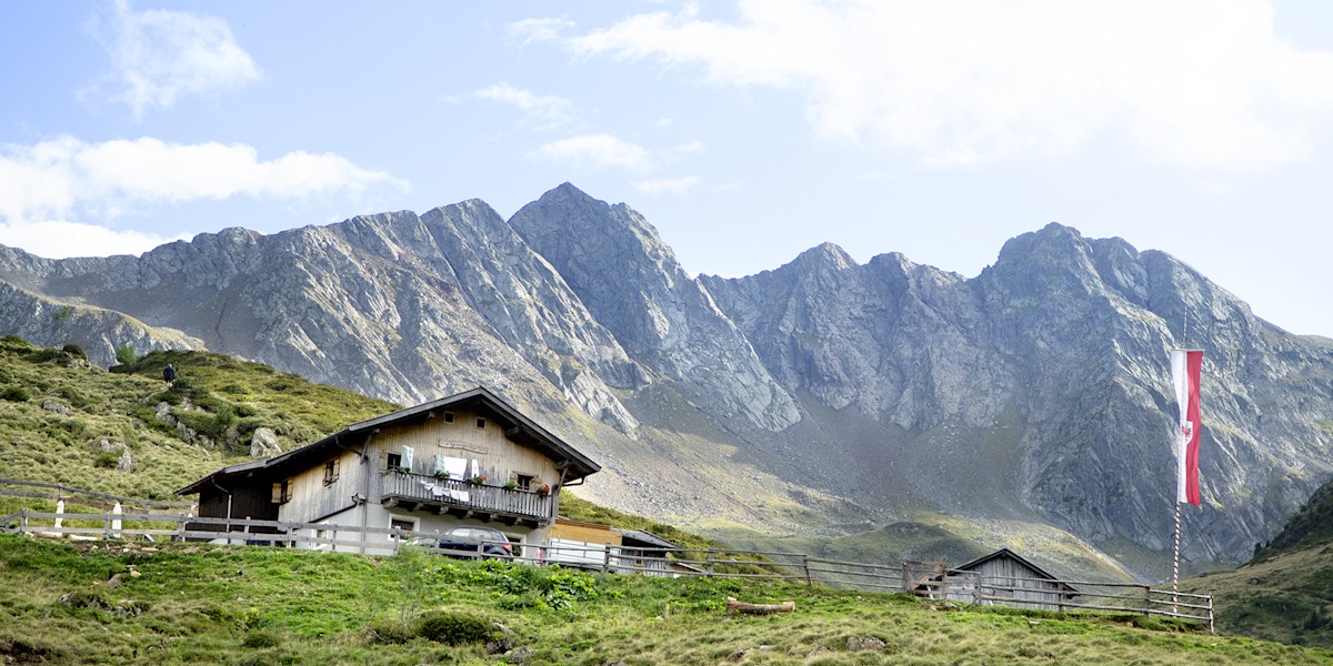 Schroffer Talschluss: die Ebenbergalm mit den Abbrüchen des Grubenkopfs.