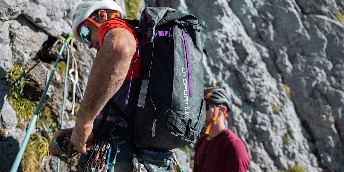 Dank Rolltop-Verschluss kann der Toploader schnell von 28 auf 32 Liter erweitert werden. Damit bietet er ausreichend Platz für Ausrüstung und Verpflegung
