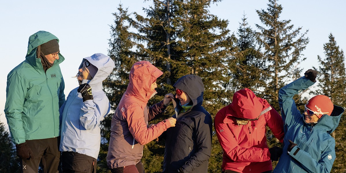 Produkttest Regenjacken 2026: Die ALPIN-Testcrew hat 10 Hardshell-Jacken auf Herz und Nieren getestet.