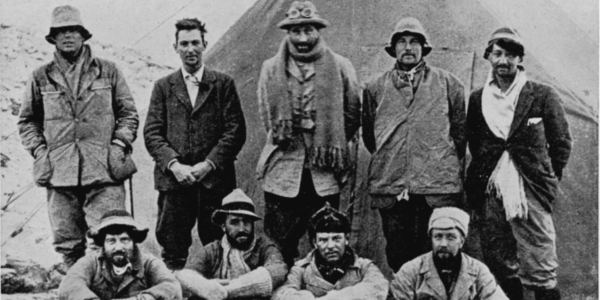 Das Team der Everest-Expedition von 1924. In der hinteren Reihe links Andrew Irvine, daneben George Mallory.