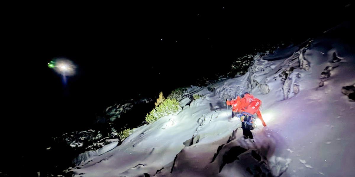 Die Bergrettung im Einsatz, links im Bild der Rettungshubschrauber C14.