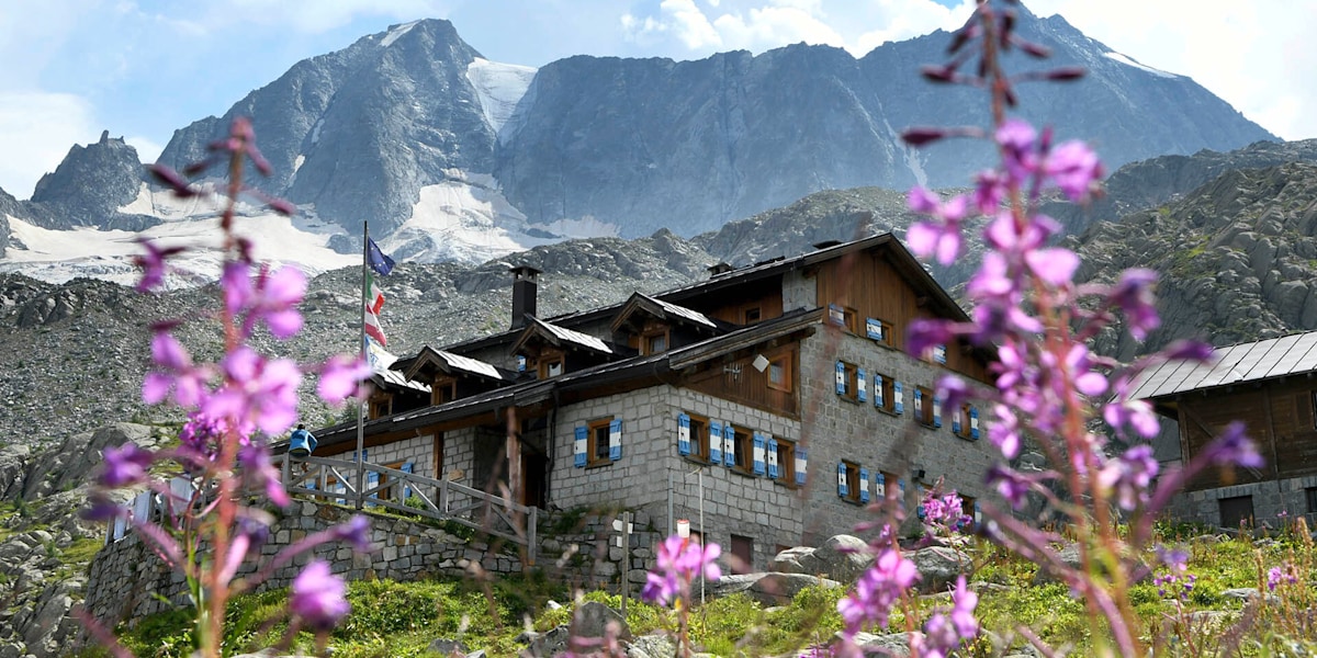 Einmalige Kulisse: die Denzahütte vor der Cima Presanella mit den Resten der einst imposanten Eiswände und Gletscher.