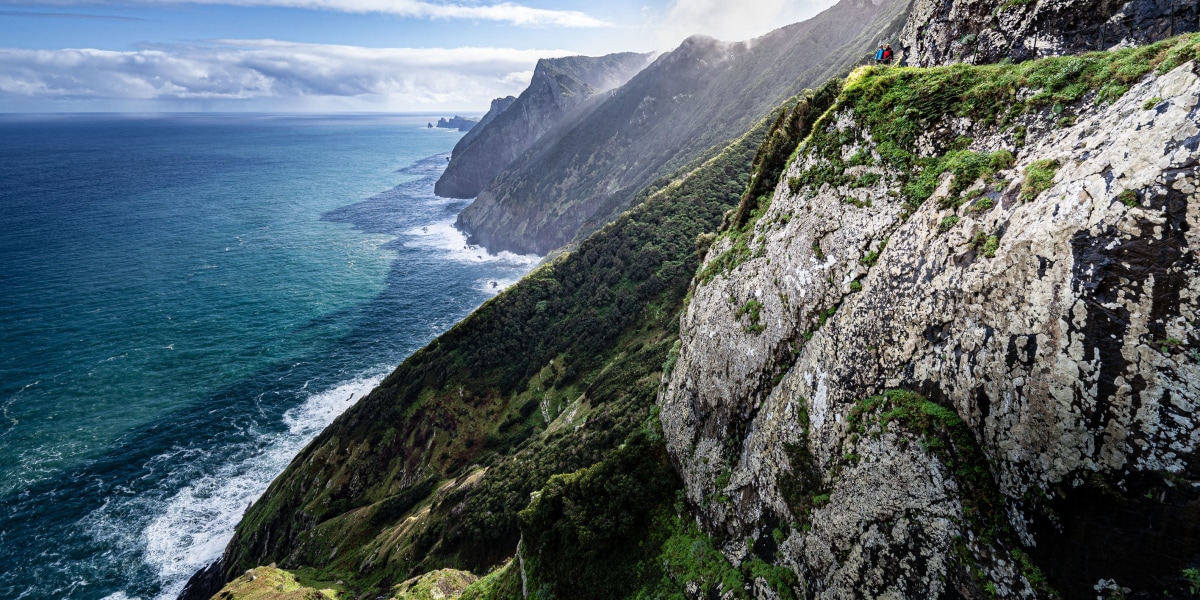 Von der Wanderung zur Boca do Risco überschaut man die Nordküste Madeiras und den weiteren Wegverlauf, der sich 300 Meter oberhalb der Brandung an der Steilküste entlangschlängelt.