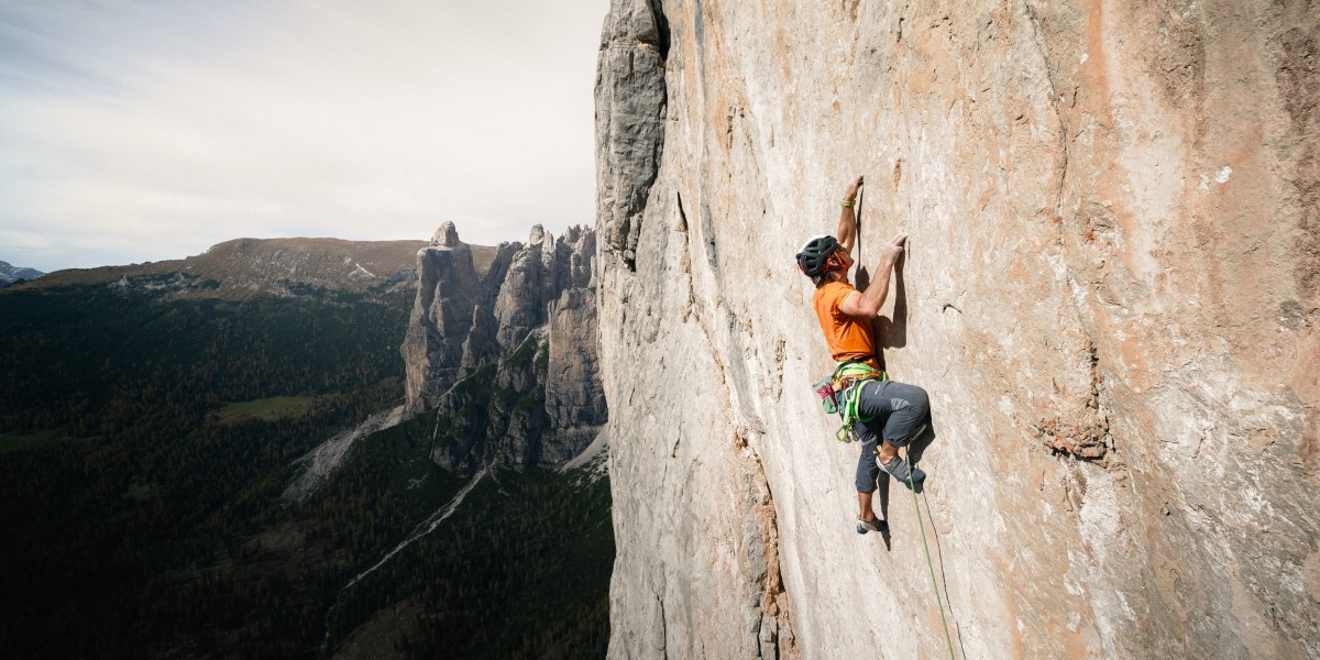 Simon Gietl klettert Route "Blutsbrüder" (8b) frei.