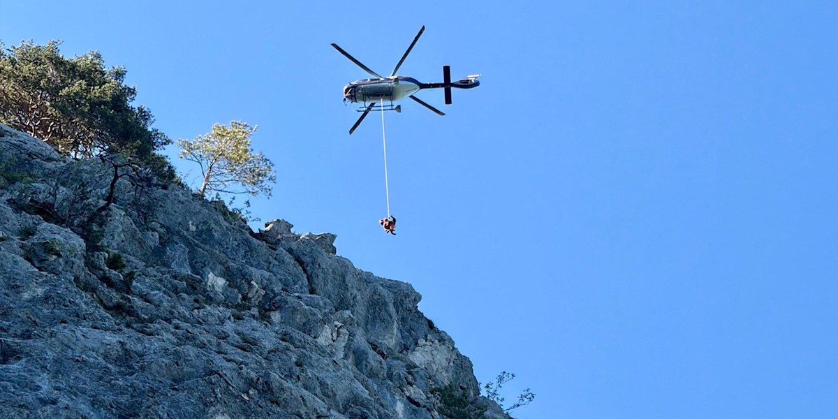 Rettung via Tau: Der Polizeihubschrauber "Libelle" im Einsatz.