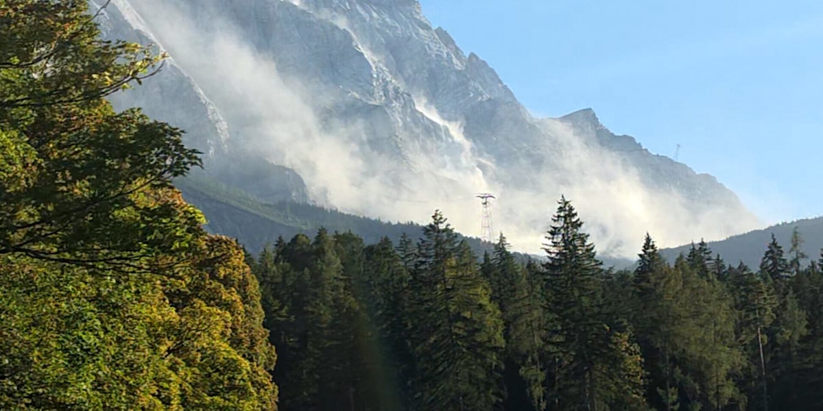 Eine große Staubwolke ist an der Zugspitze zu sehen, nachdem sich am Grenzkamm mehrere Kubikmeter Felsen gelöst haben.