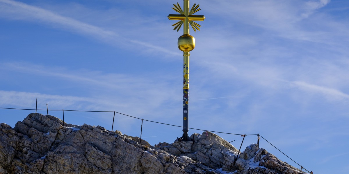 Plastik auf Blattgold: Sticker-Flut am Zugspitz-Gipfelkreuz
