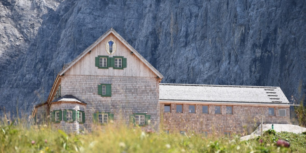 Auf der generalsanierten Falkenhütte im Karwendel kann jetzt auch wieder übernachtet werden. 