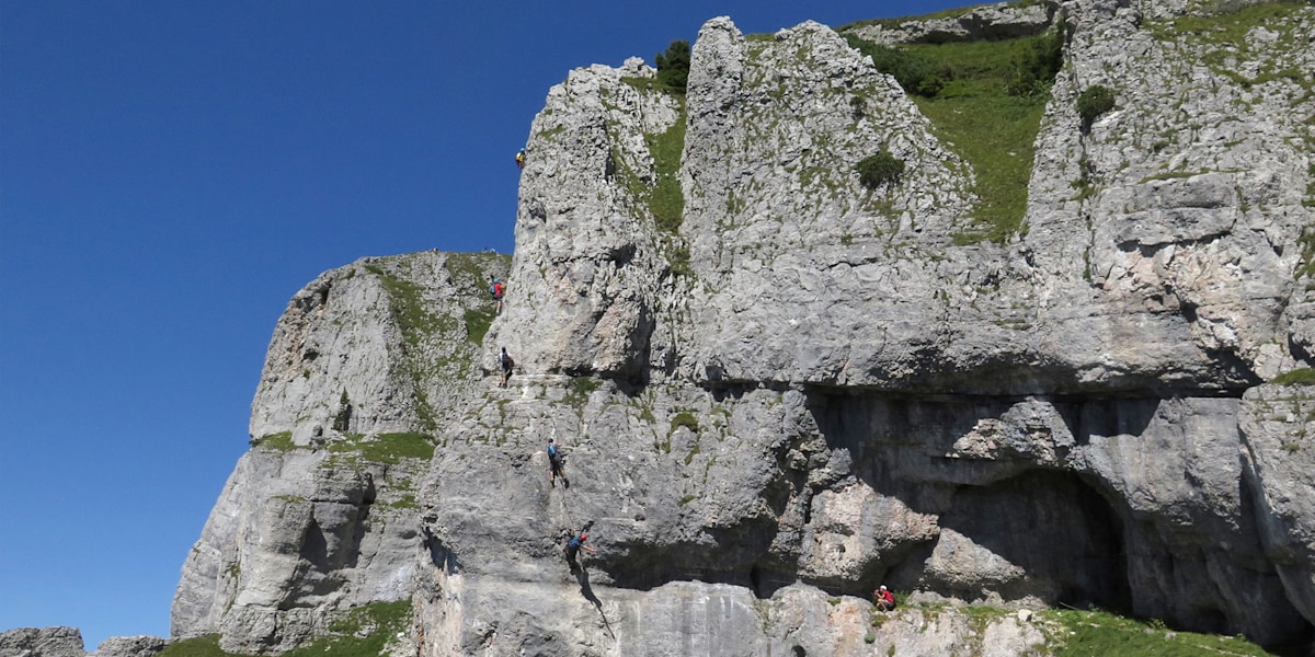 Schlüsselstelle des Sissy-Klettersteigs auf den Loser, Quergang und Überhang.