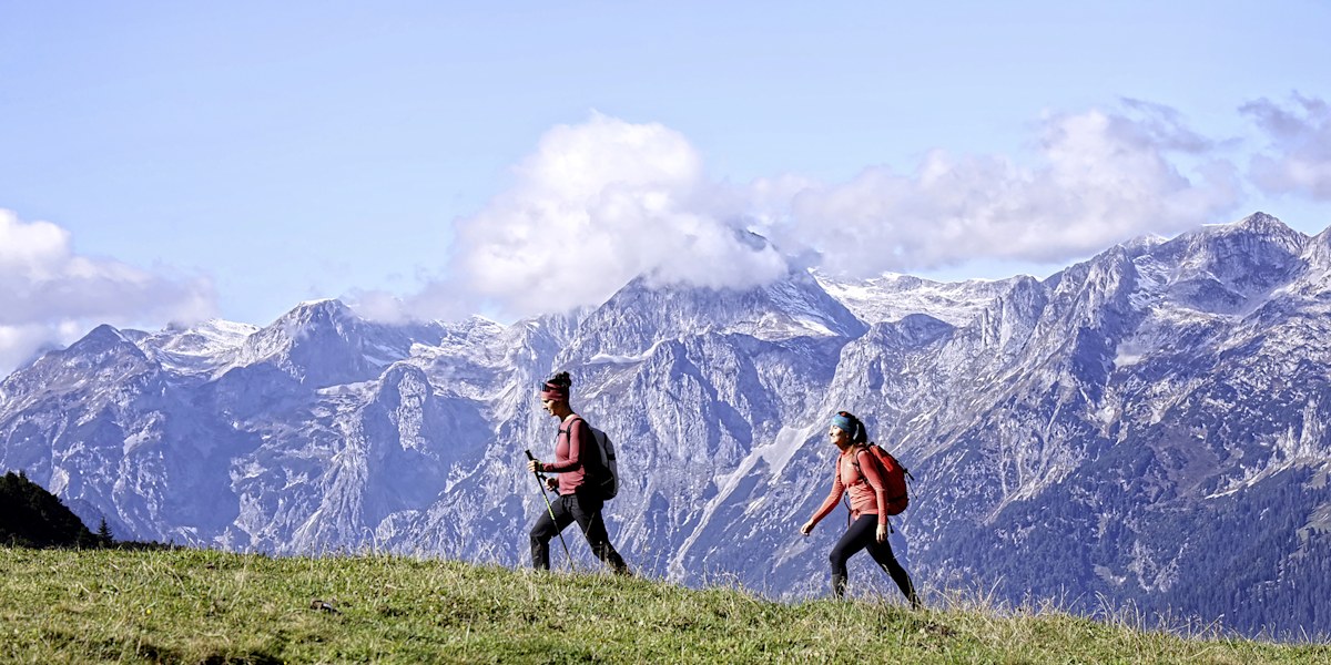 Wie aus dem Bilderbuch: Wandern vor der Kulisse des Tennengebirges.