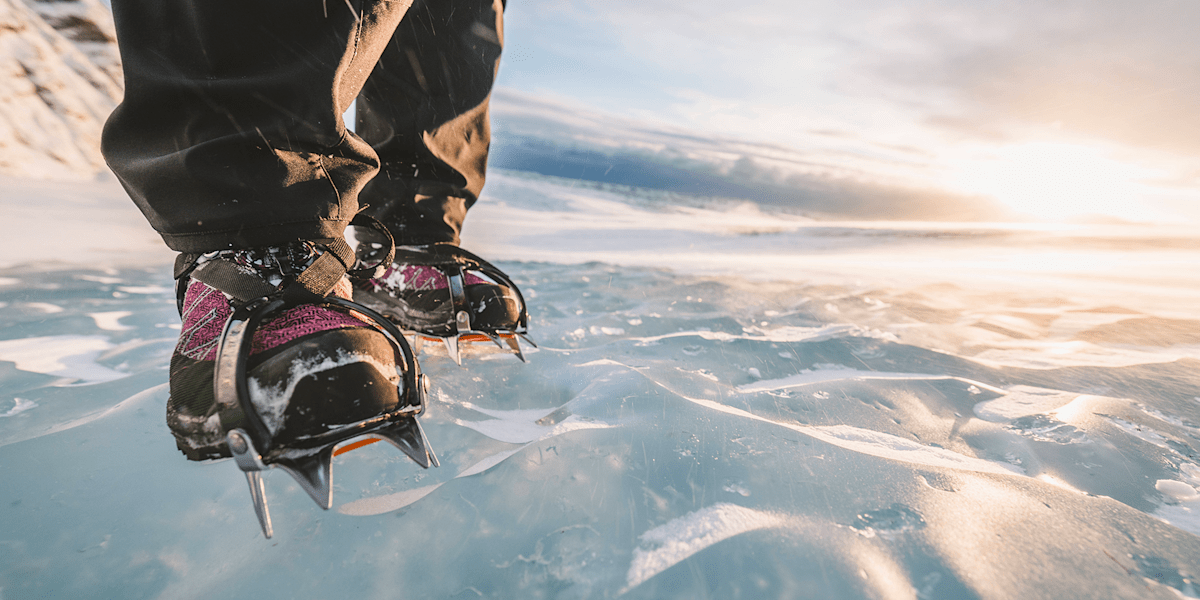 Steigeisen&nbsp;oder&nbsp;Grödel erhöhen auf vereister Unterlage die Trittsicherheit.
