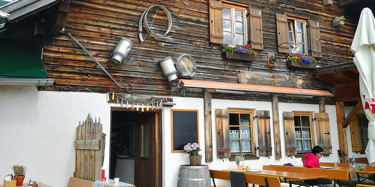 Die urige Lechaschauer Alm ist der perfekte Ausgangspunkt für abwechslungsreiche Wanderungen und Bergtouren. 